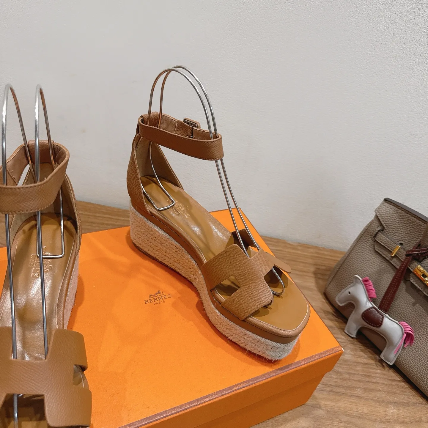 👟👟Ex-factory price 720👟👟 Hermes... a Eclair 2025 new color + popular series, the version is super positive, with a certain thickness, which makes the legs longer! Breathable, comfortable calfskin, spring and summer color matching, this item is both beautiful and comfortable! Channel supply code size: 35-39 can be ordered as 40.41 with airplane box ➕20